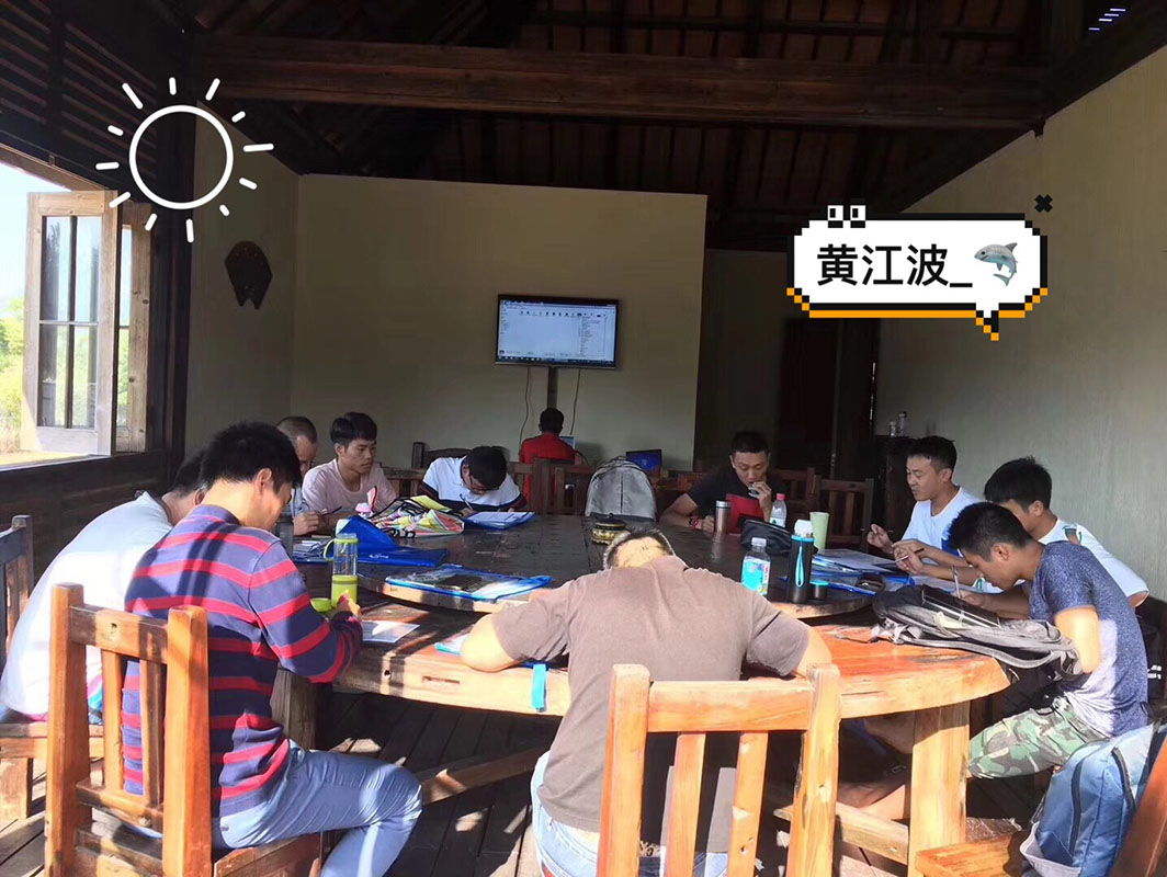 除了俯瞰大地的飛翔，還有潛入海底的翱翔。