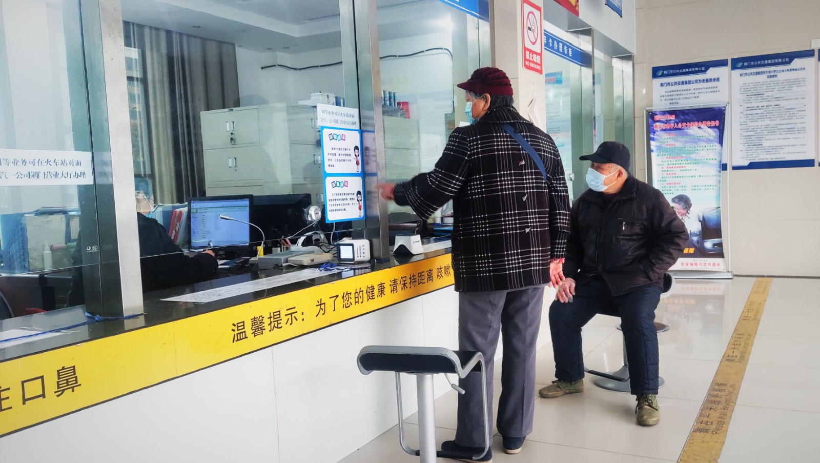 敬老卡業(yè)務(wù)升級后，老年顧客辦卡時，與窗口工作人員親切交談.jpg