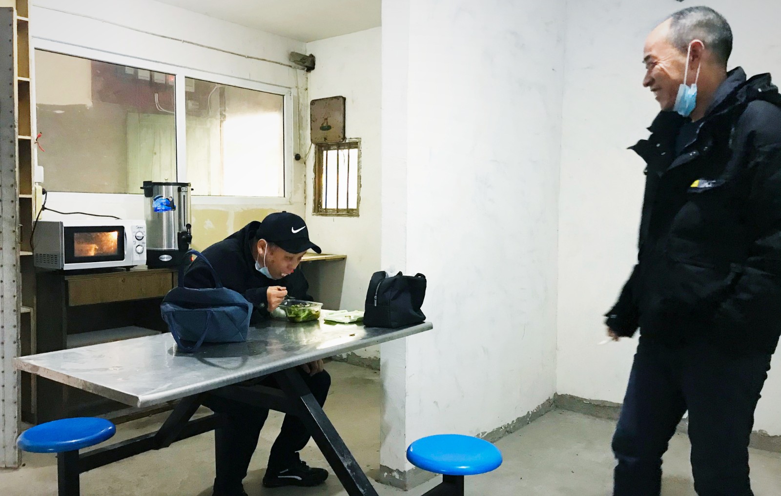 10月份，公司新租建駕駛員休息室之一，駕駛員在休息室內(nèi)愉悅休息與交談.jpg